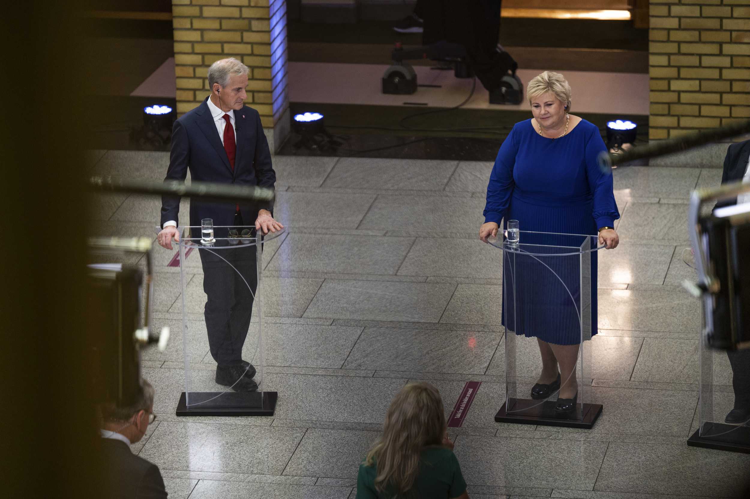 onas Gahr Støre (A) og statsminister Erna Solberg (H) under partilederrunden på Stortinget under valgnatt 2021. Foto: Benjamin A. Ward/Stortinget
